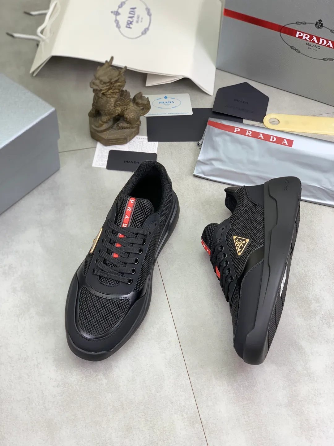 Men's shoes 💰P600💰 [New style] popular models are on the official website, 🆘 Trendy brand (Prada) mainly promotes popular models, avant-garde and versatile fashion men's shoes private version mold opening, cowhide surface splicing 1:1.. Fashionable and simple, original imported cowhide lining cowhide feet; the atmosphere and personality are more fashionable, eye-catching and pursuing class. It will subvert old ideas and be a must-have for fashion trendsetters with you! Must keep it for yourself! Tall and comfortable, large and low, high-end quality workmanship. Size: 38-45 3️⃣colors available.